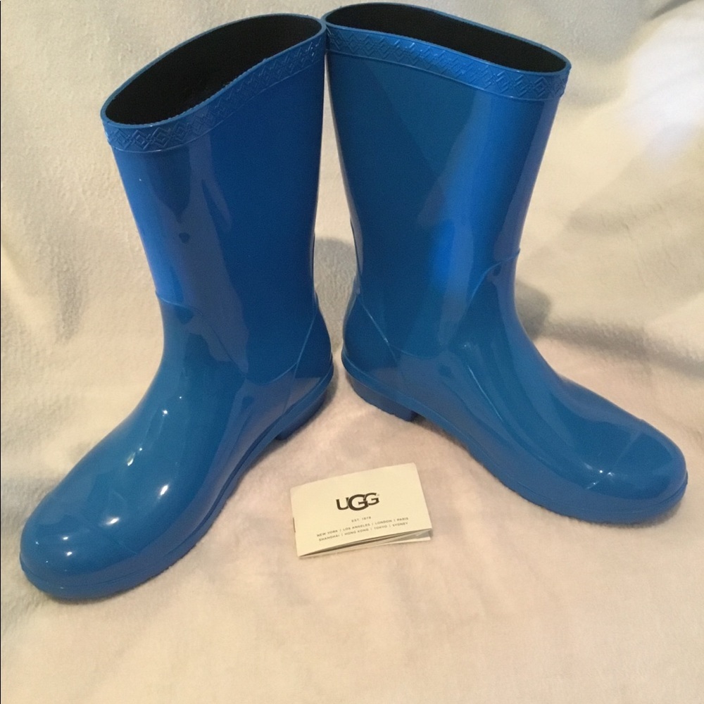 ๐New Ugg Mid Calf Boots! ๐ - Picture 5 of 9